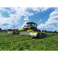 Den imponerer med sin lette bevegelse og arealdekning med en sl&aring;ttebredde p&aring; 8,30 eller 8,10 m. Hjertet til disse sl&aring;maskinene er selvf&oslash;lgelig den velpr&oslash;vde MAX CUT sl&aring;ttebjelken. Med funksjoner som komfort-knivboksen, den r&oslash;de markeringen av venstreroterende kniver og knivskiver samt fargekoding av ulike