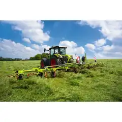 8,7 meter arbeidsbredde, &aring;tte rotorer med MAX SPREAD avlingsflytkonsept. Kan leveres med nesehjul og kantduk (tilleggsutstyr)